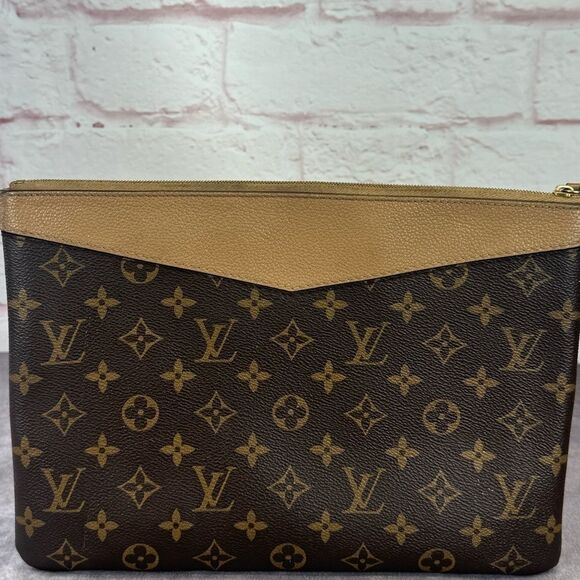 Louis Vuitton Daily Monogram Canvas Large Clutch Pouch - Picture 3 of 13